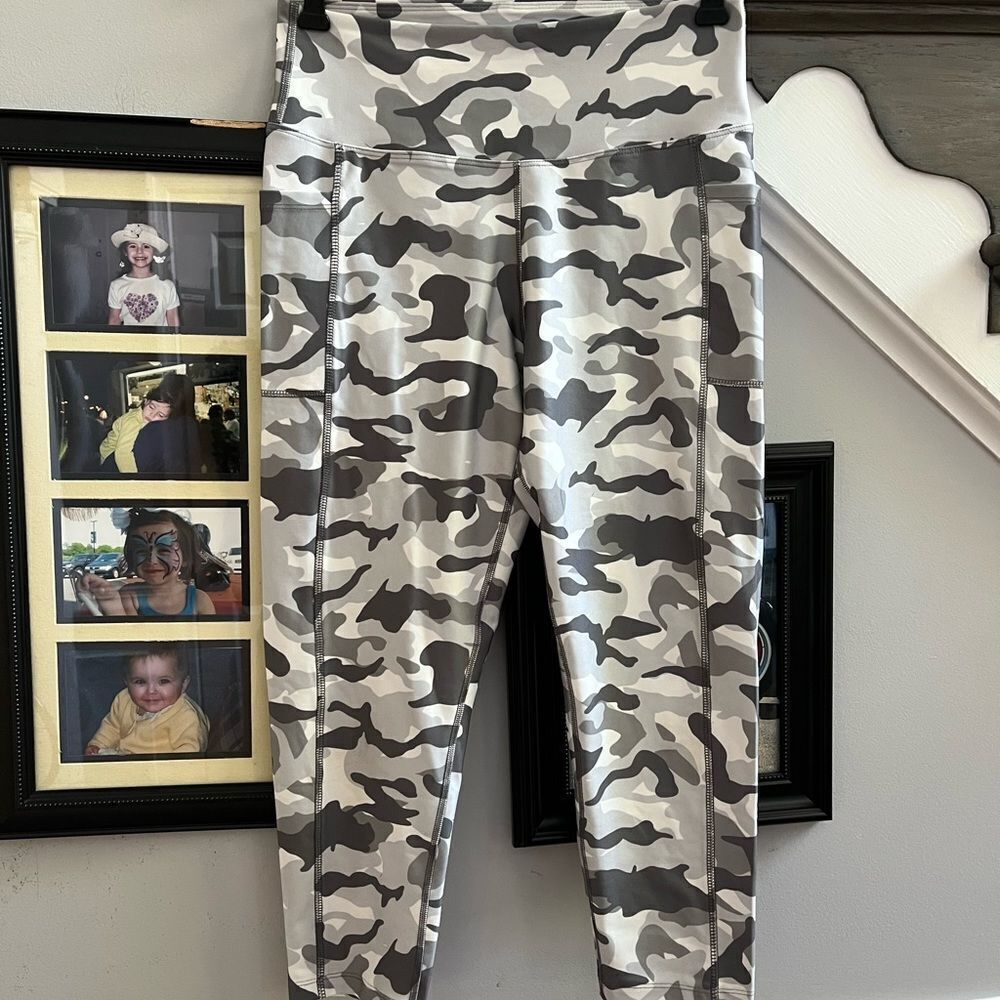 Bally Fitness Gray Camo 3/4 Fitness Leggings sz L EUC